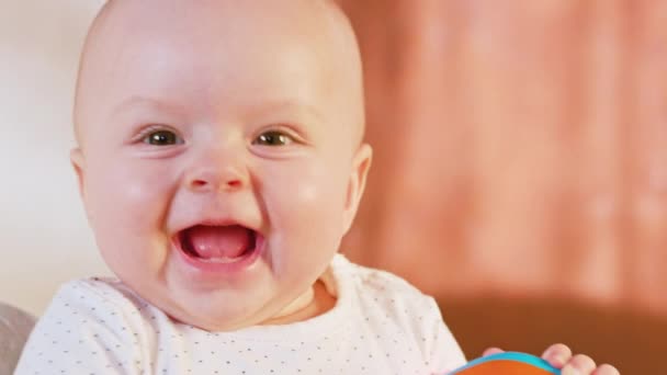 Μωρό κάθεται και χαμογελαστός — Αρχείο Βίντεο