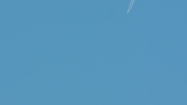 Un panel en el cielo azul — Vídeos de Stock