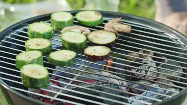 Grillen. Grilla squash och champinjoner — Stockvideo