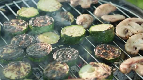 Barbecue-Grill. Grillowanie, dynie i grzyby — Wideo stockowe