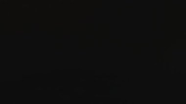 Geceleri yalnız bir elektrik direği