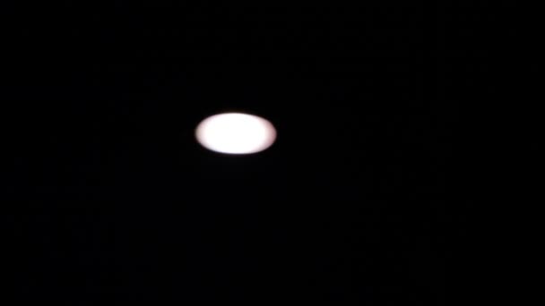 A Spotlight in Defocus. Un lampadaire solitaire la nuit 