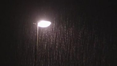 Yağmurlu gece. Yalnız sokak lâmbası direği