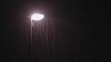 Yağmurlu gece. Yalnız sokak lâmbası direği