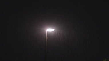 Yağmurlu gece. Yalnız sokak lâmbası direği