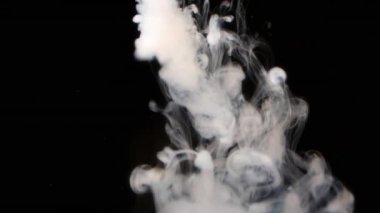 Beyaz sıvı içine su - siyah arka plan