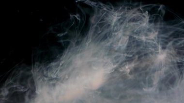 Beyaz sıvı su - siyah arka plan eriterek