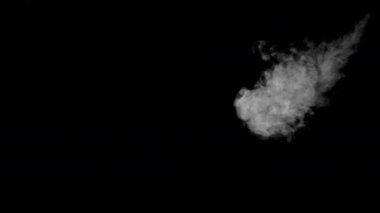 Siyah arka plan üzerine beyaz su buharı