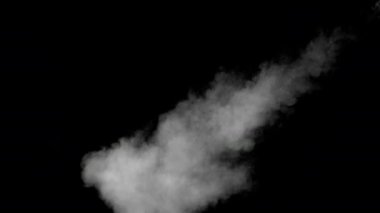 Siyah arka plan üzerine beyaz su buharı