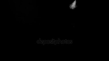 Siyah arka plan üzerine beyaz su buharı