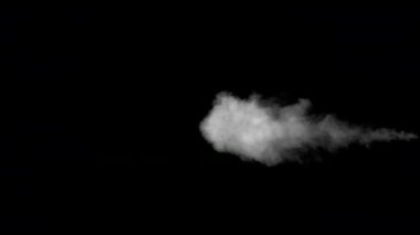 Siyah arka plan üzerine beyaz su buharı