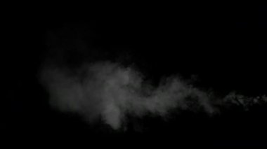 Siyah arka plan üzerine beyaz su buharı