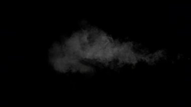 Siyah arka plan üzerine beyaz su buharı