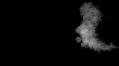 Siyah arka plan üzerine beyaz su buharı