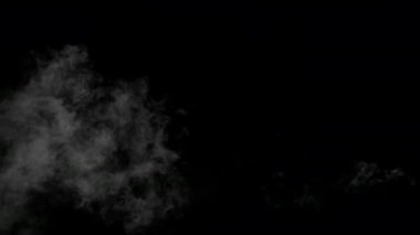 Siyah arka plan üzerine beyaz su buharı