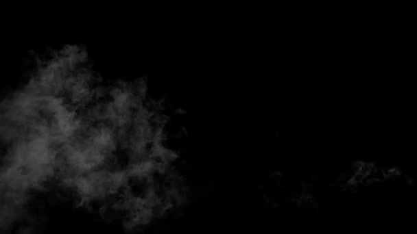 Vapeur d'eau blanche sur fond noir 