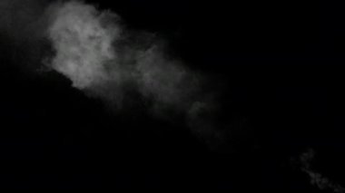 Siyah arka plan üzerine beyaz su buharı