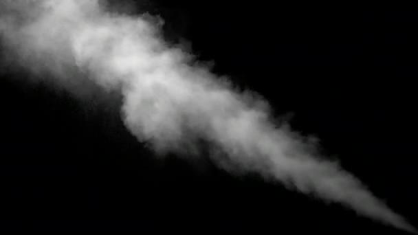 Vapeur d'eau blanche sur fond noir 