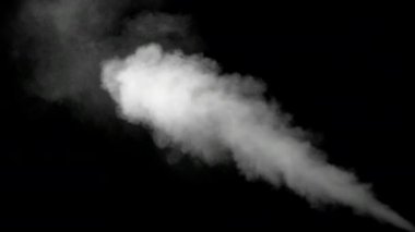 Siyah arka plan üzerine beyaz su buharı