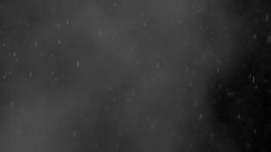 Su buharı siyah arka plan üzerine küçük parçacıklar