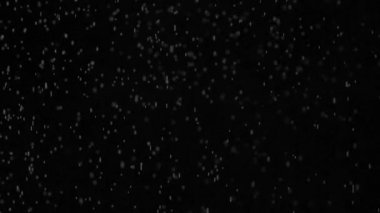 Su buharı siyah arka plan üzerine küçük parçacıklar