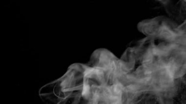 Siyah arka plan üzerine beyaz su buharı