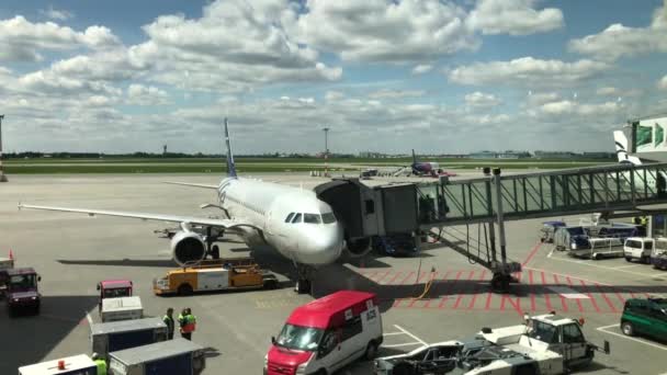 Embarquement d'un avion à l'aéroport . — Video