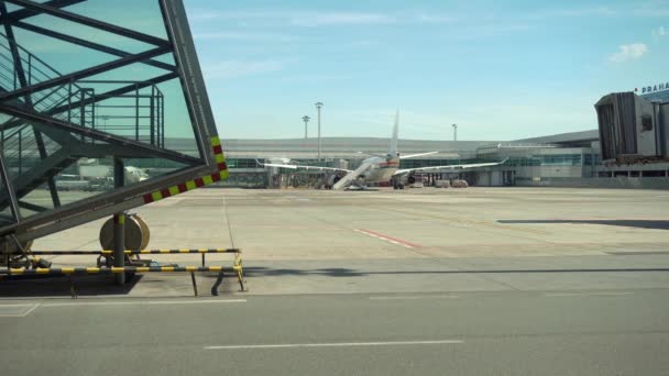 Motor a reacción de aviones en el aeropuerto — Vídeo de stock