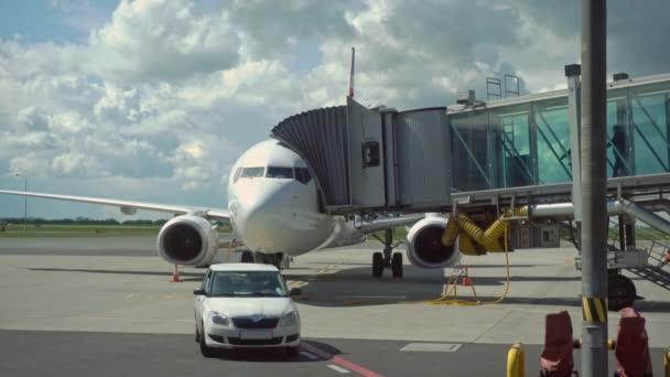 Går ombord på ett flygplan på flygplatsen. — Stockvideo