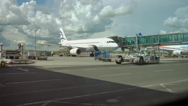 Går ombord på ett flygplan på flygplatsen. — Stockvideo