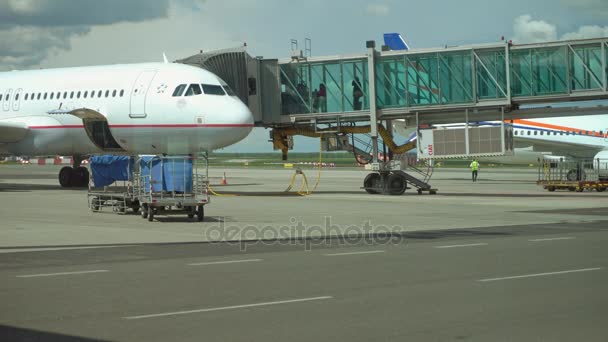 Einsteigen in ein Flugzeug am Flughafen. — Stockvideo