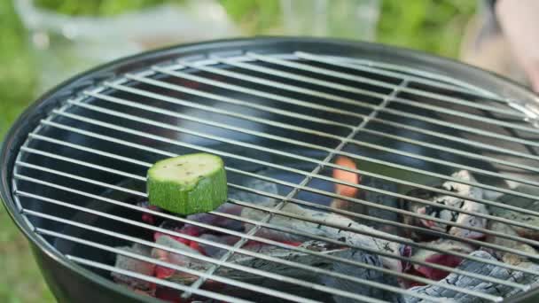 Barbecue Grill. Courgettes zetten rooster — Stockvideo
