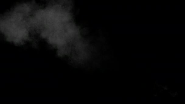 Vapeur d'eau blanche sur fond noir 