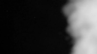 Siyah arka plan üzerine beyaz su buharı