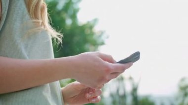Cep telefonu açık havada kullanarak bir Bayan