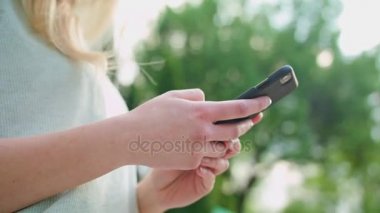 Cep telefonu açık havada kullanarak bir Bayan