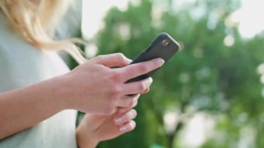 Cep telefonu açık havada kullanarak bir Bayan