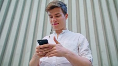 Cep telefonu açık havada kullanan bir adam