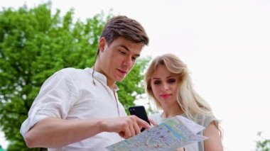 Genç bir çift bir cep telefonu açık havada kullanma