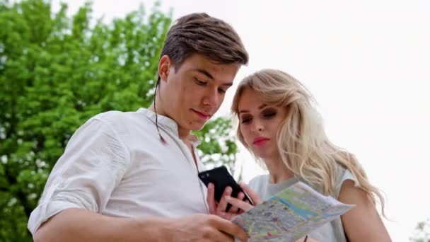 一对年轻夫妇使用户外移动通话 — 图库视频影像