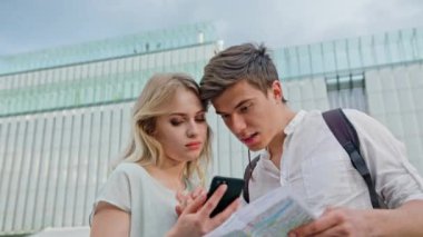 Genç bir çift bir cep telefonu açık havada kullanma