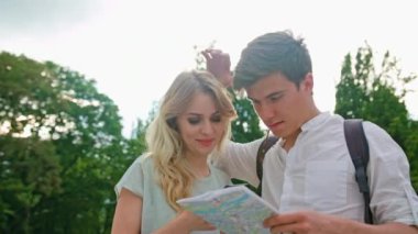 Genç bir çift bir cep telefonu açık havada kullanma