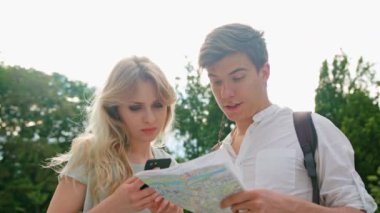 Genç bir çift bir cep telefonu açık havada kullanma