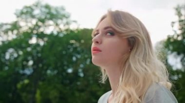 Geri dönüş onun baş açık havada bir genç sarışın Bayan