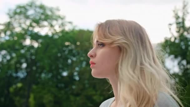 Een jonge Blonde Dame weg terug haar hoofd Outdoors — Stockvideo
