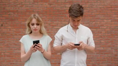 Açık havada bir genç çift Mobil telefonları