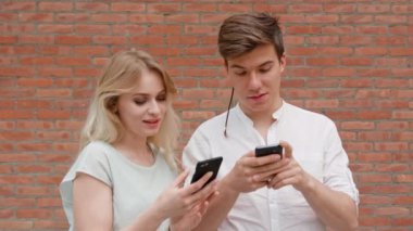Açık havada bir genç çift Mobil telefonları