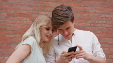 Genç bir çift bir cep telefonu açık havada kullanma