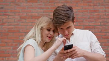 Genç bir çift bir cep telefonu açık havada kullanma