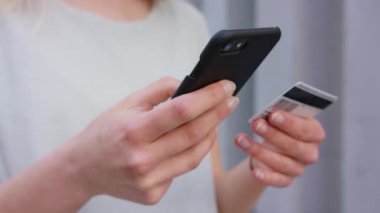 Cep telefonu açık havada kullanarak bir Bayan